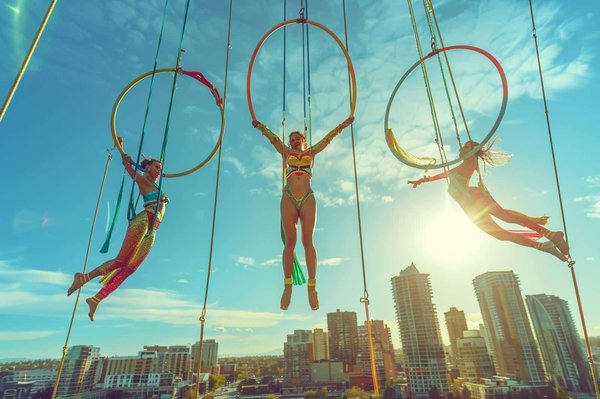 Quelles astuces pour monter un spectacle d'acrobatie aérienne dans un cadre urbain, mettant en scène des talents locaux ?